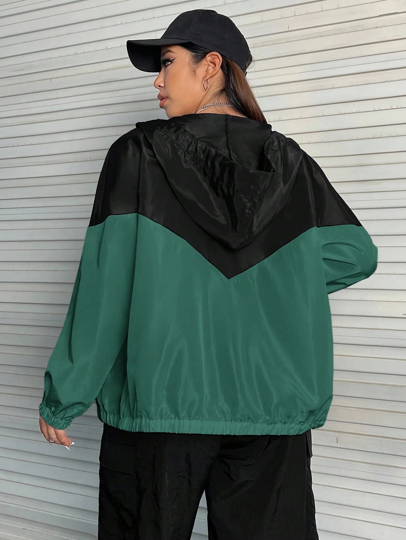 Corta-Vento Plus Size Com Capuz Sophia
