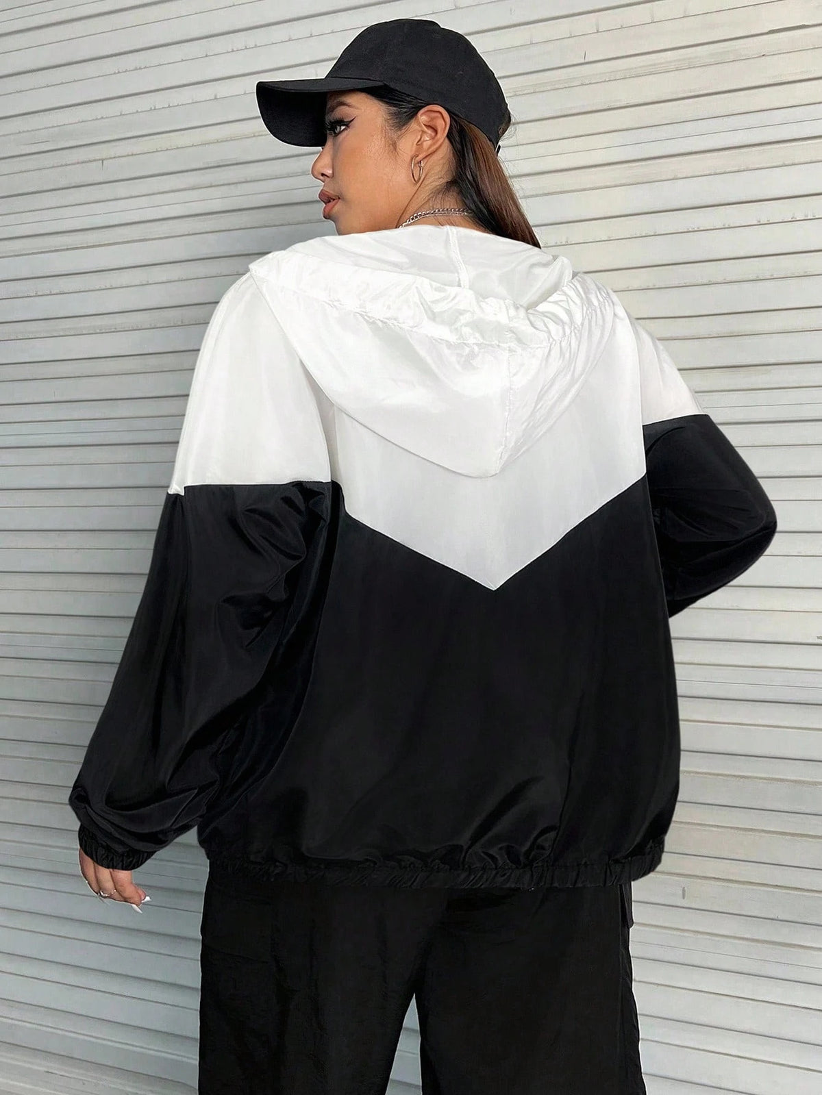 Corta-Vento Plus Size Com Capuz Sophia