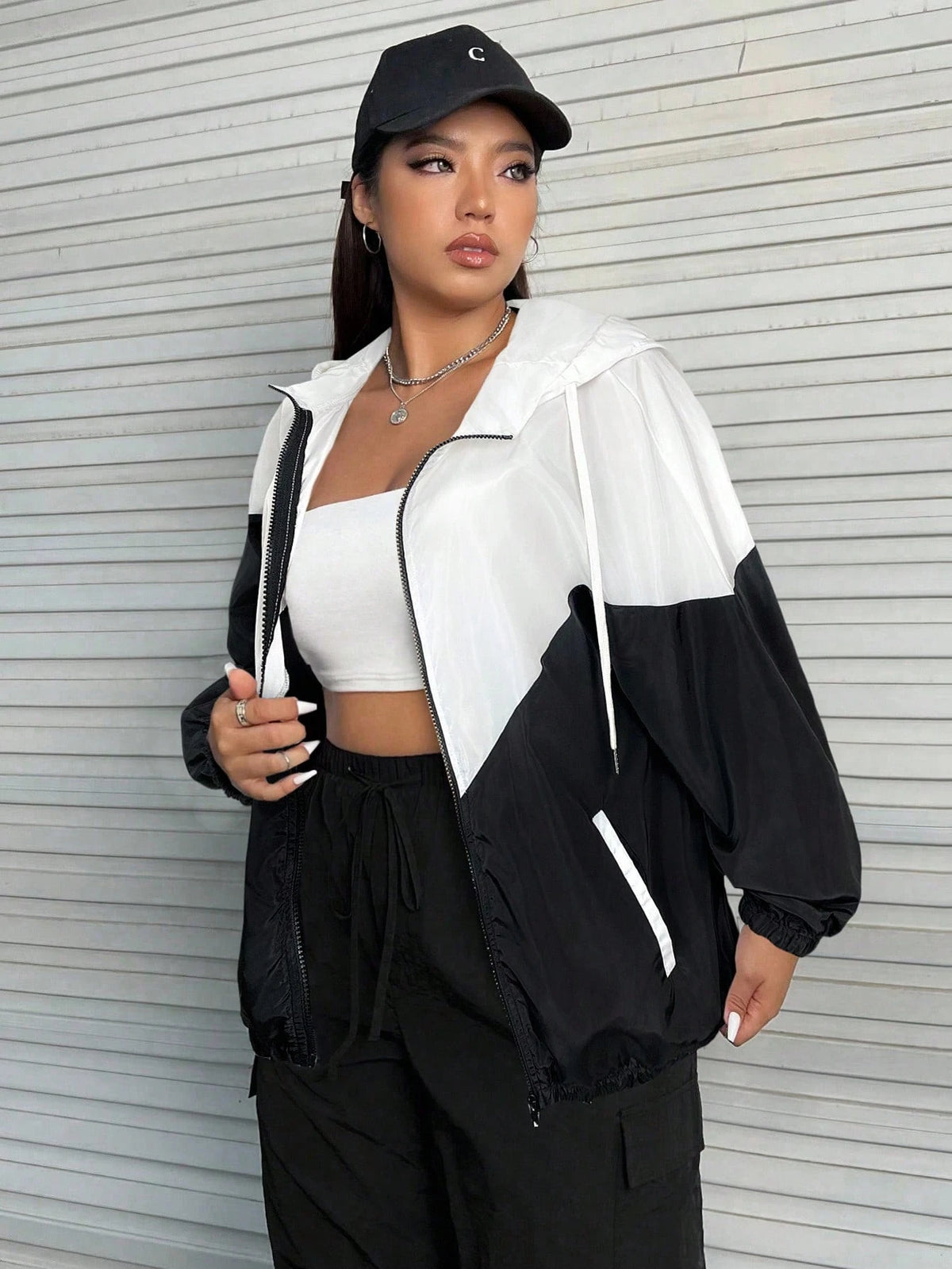 Corta-Vento Plus Size Com Capuz Sophia