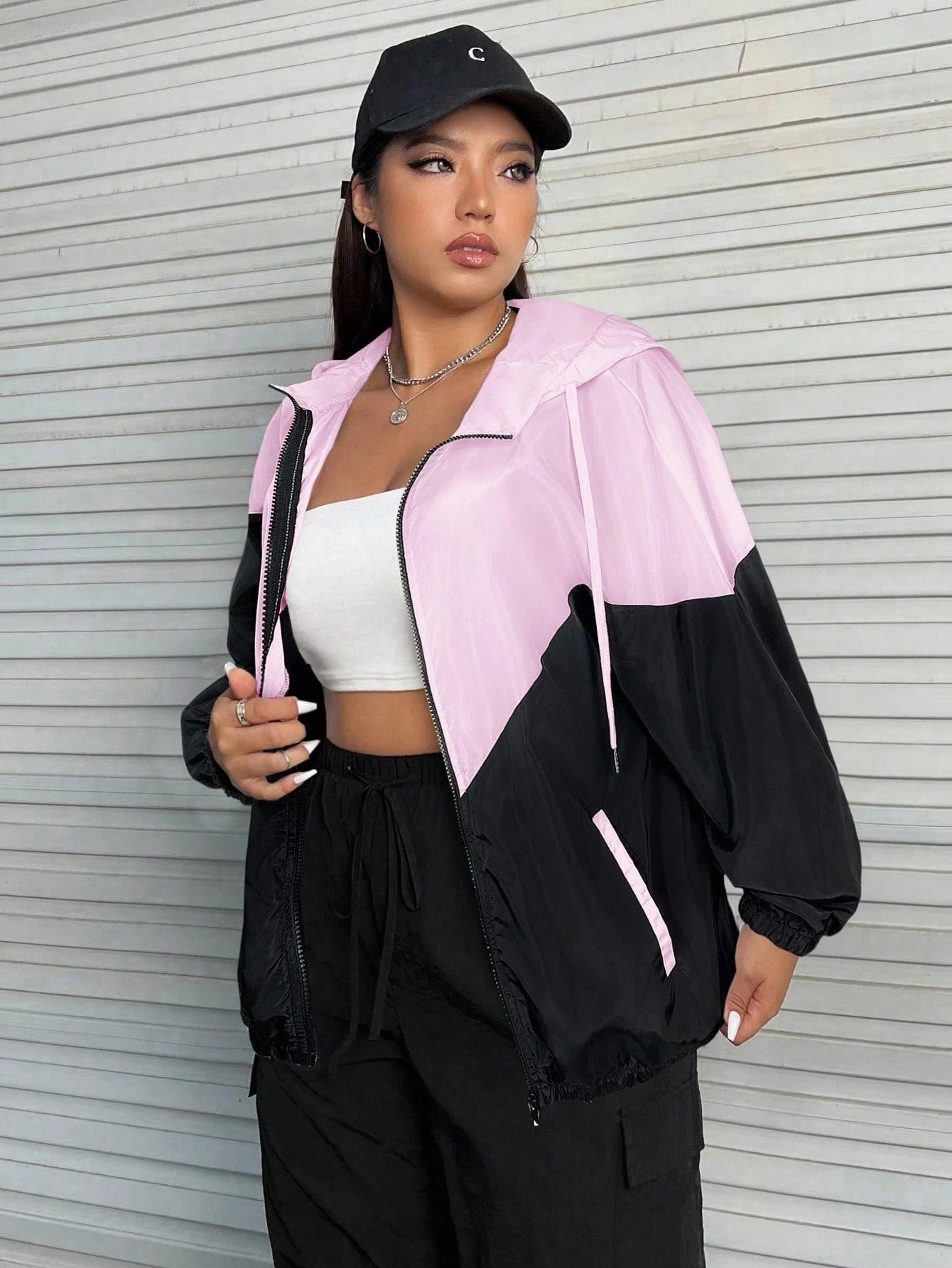 Corta-Vento Plus Size Com Capuz Sophia