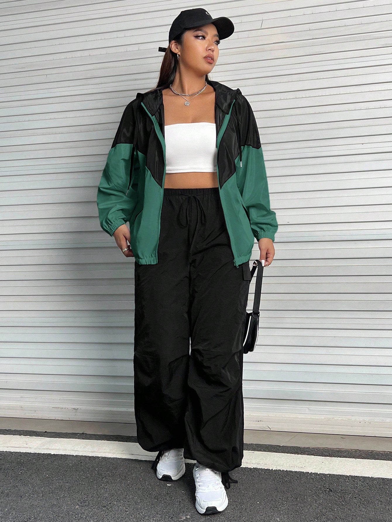Corta-Vento Plus Size Com Capuz Sophia
