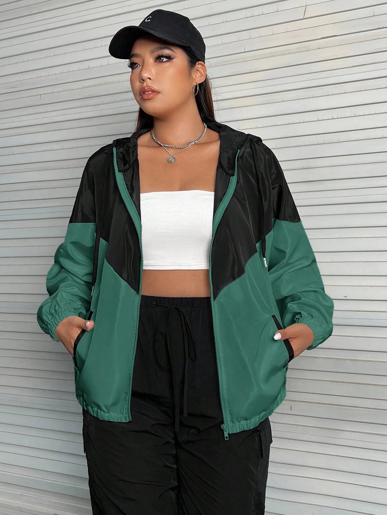 Corta-Vento Plus Size Com Capuz Sophia